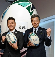 結団式に登場した（左から）上田晋也、舘ひろし＝千代田区・麹町の日本テレビ番町スタジオ（撮影・三好信也）