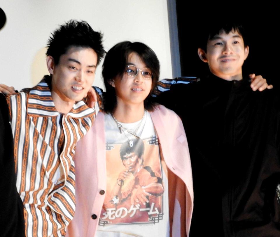　舞台あいさつした（左から）菅田将暉、ＹＯＳＨＩ、仲野太賀＝都内