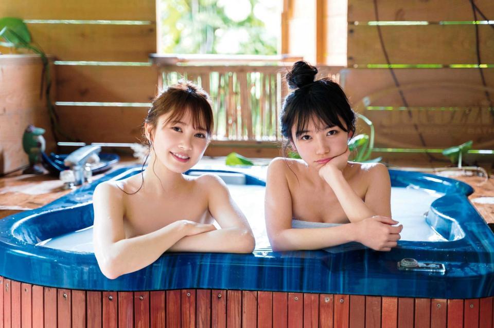 　加藤史帆（左）のお気に入りだという、齊藤京子との露天風呂でのカット　