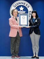 ギネス世界記録公式認定員の石川かおる氏（右）からギネス認定証を授与される武田鉄矢＝東京・ギネスワールドレコーズジャパン（撮影・開出牧）