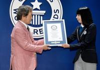 ギネス世界記録公式認定員の石川かおる氏（右）からギネス認定証を授与される武田鉄矢＝東京・ギネスワールドレコーズジャパン（撮影・開出牧）