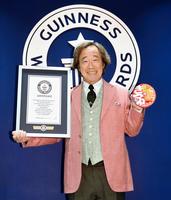 ＴＶＣＭギネス世界記録公式認定証授与式で感激の武田鉄矢＝東京・ギネスワールドレコーズジャパン（撮影・開出牧）