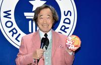 ＴＶＣＭギネス世界記録公式認定証授与式で商品を手に喜びを語る武田鉄矢＝東京・ギネスワールドレコーズジャパン（撮影・開出牧）