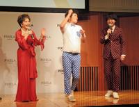 「流れ星」のギャグに笑うデヴィ夫人＝東京・大手町