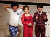 「流れ星」とともにＰＲイベントに登場したデヴィ夫人（中央）＝東京・大手町