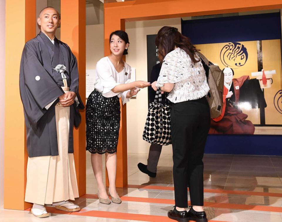 　サプライズで客を出迎える市川海老蔵（左端）＝東京・日本橋高島屋Ｓ．Ｃ．本館（撮影・園田高夫）