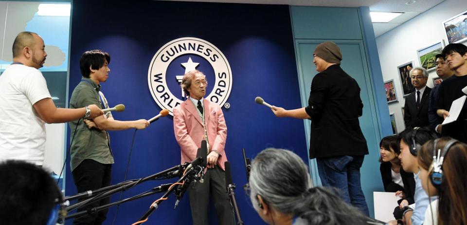 報道陣に囲まれＣＭ撮影の思い出を語る武田鉄矢（中央）＝東京・ギネスワールドレコーズジャパン（撮影・開出牧）