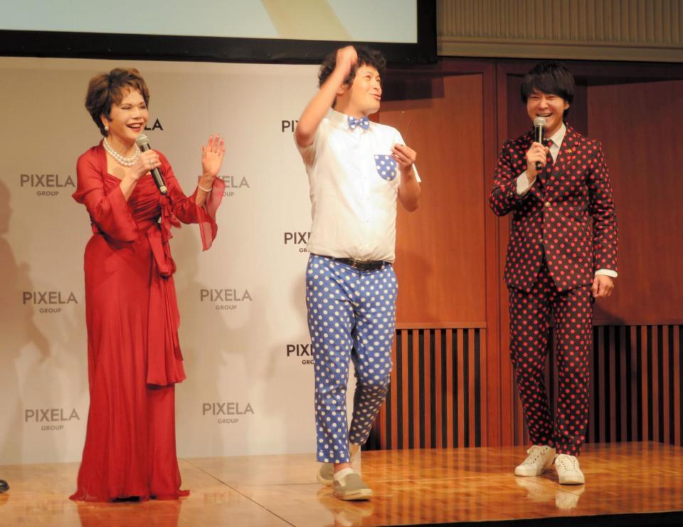 「流れ星」のギャグに笑うデヴィ夫人＝東京・大手町