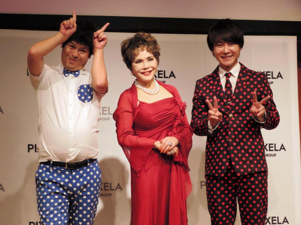 「流れ星」とともにＰＲイベントに登場したデヴィ夫人（中央）＝東京・大手町