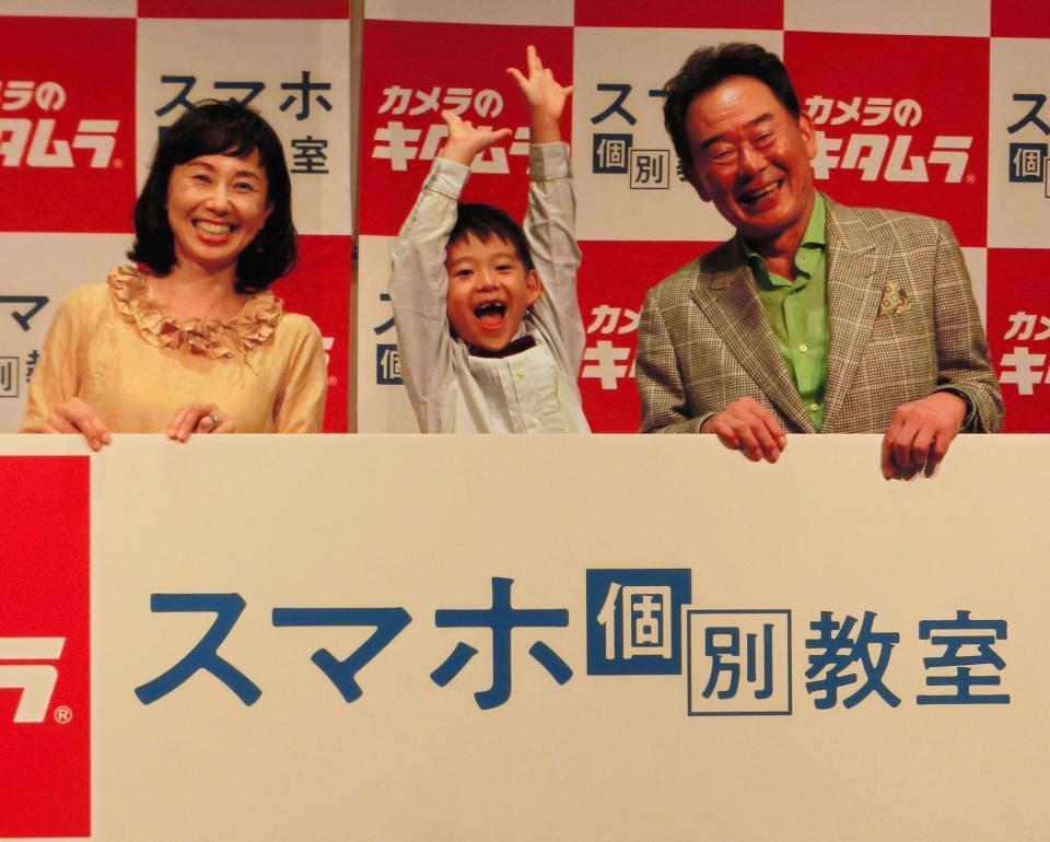 「どすこ～い」とポーズする理汰郎くん（中央）を温かく見守る東尾理子（左）と東尾修氏＝東京・日本橋