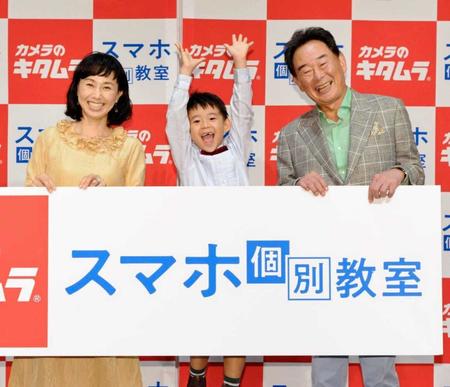 　「どすこ～い」とポーズする理汰郎くん（中央）と東尾理子（左）とともに登場した東尾修氏＝東京・日本橋