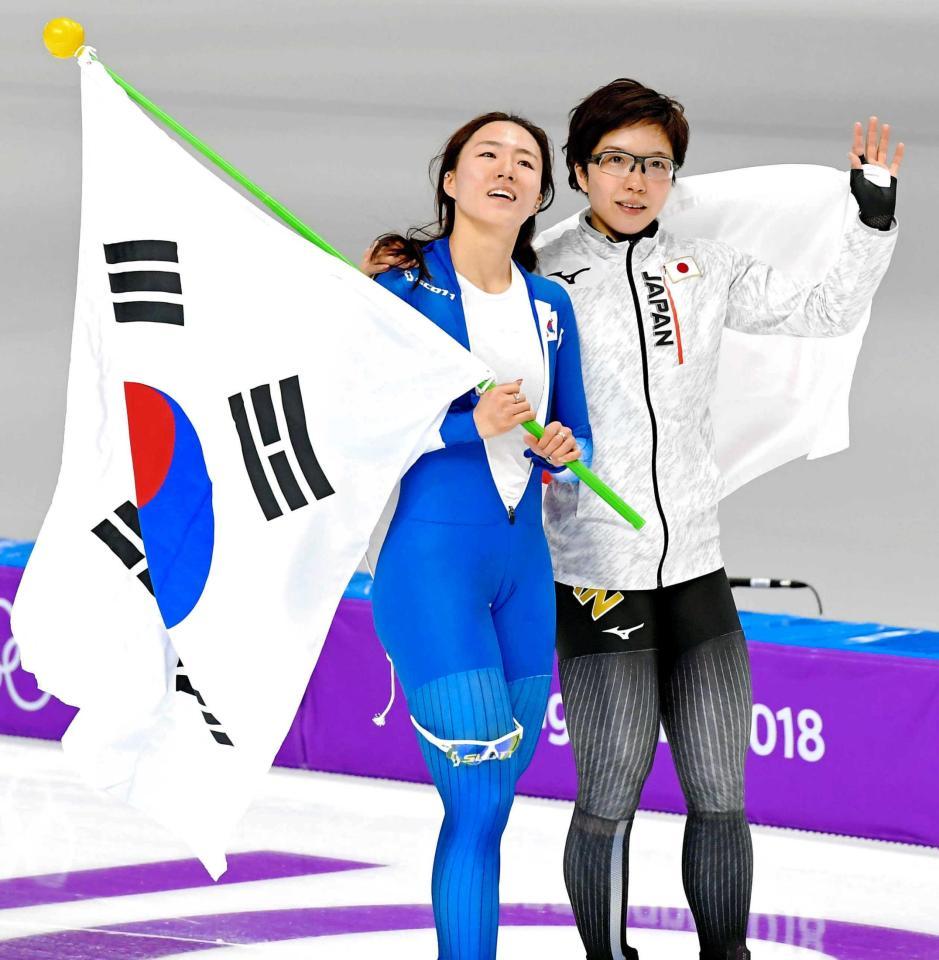 　平昌五輪のスピードスケートで、金メダルを獲得した小平奈緒（右）と共に声援に応える銀の李相花＝２０１８年