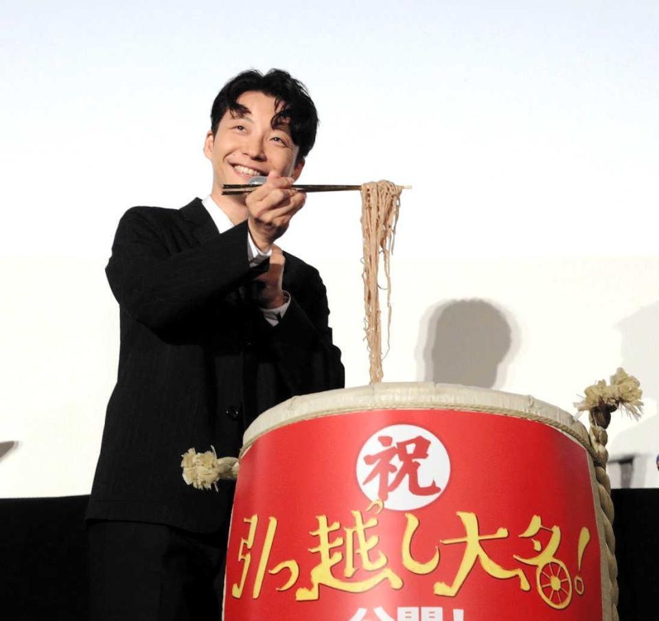 　巨大な引っ越しそばに笑みがこぼれる星野源＝東京・丸の内ピカデリー