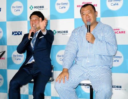 眠り方改革のイベントでトークを行うＴＫＯの木本武宏（左）とパジャマ＝都内