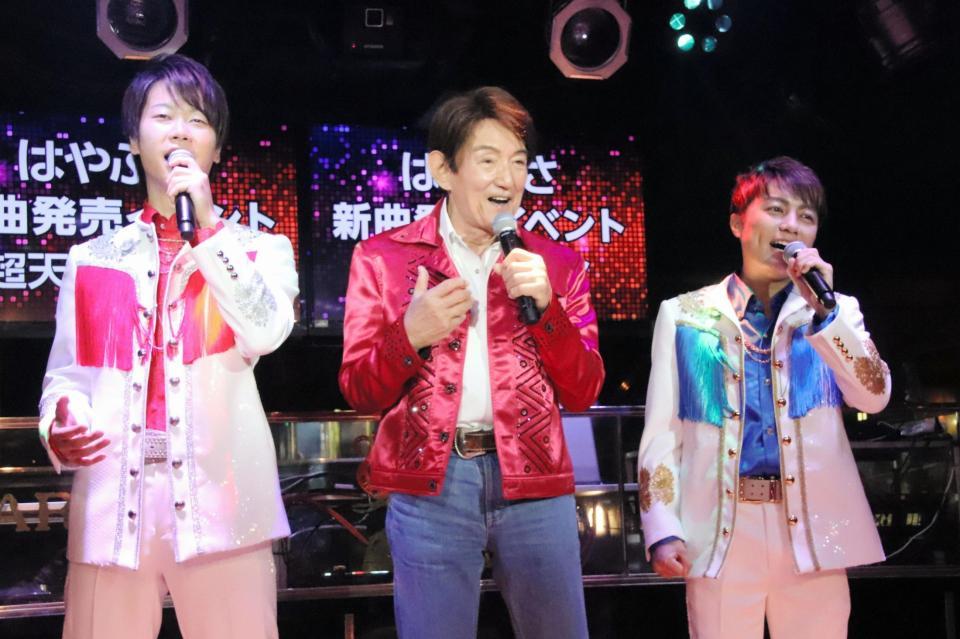 「宇宙戦艦ヤマト」の主題歌を熱唱するささきいさお（中）とはやぶさのヤマト（左）とヒカル＝東京・六本木のＭＡＨＡＲＡＪＡ