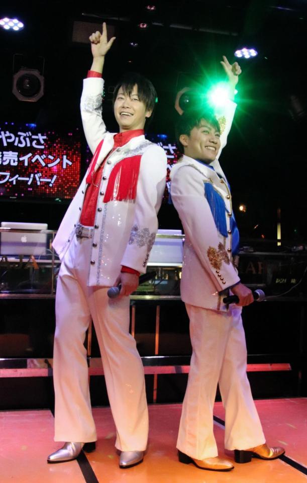 新曲を熱唱して決めポーズで締めるはやぶさのヤマト（左）とヒカル＝東京・六本木のＭＡＨＡＲＡＪＡ