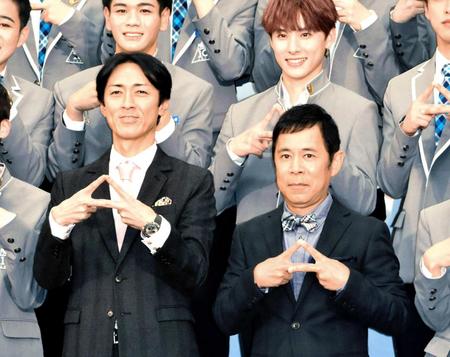 　お披露目会に登場したナインティナイン・矢部浩之（左）、岡村隆史＝東京・大崎ブライトコアホール