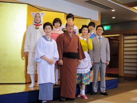 舞台「サザエさん」の初日を終え、会見に臨んだ（下段左から）高橋惠子、松平健、藤原紀香、葛山信吾（上段左から）酒井敏也、秋元真夏、荒牧慶彦、大平峻也＝東京・明治座