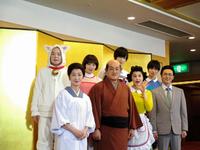 舞台「サザエさん」の初日を終え、会見に臨んだ（下段左から）高橋惠子、松平健、藤原紀香、葛山信吾（上段左から）酒井敏也、秋元真夏、荒牧慶彦、大平峻也＝東京・明治座