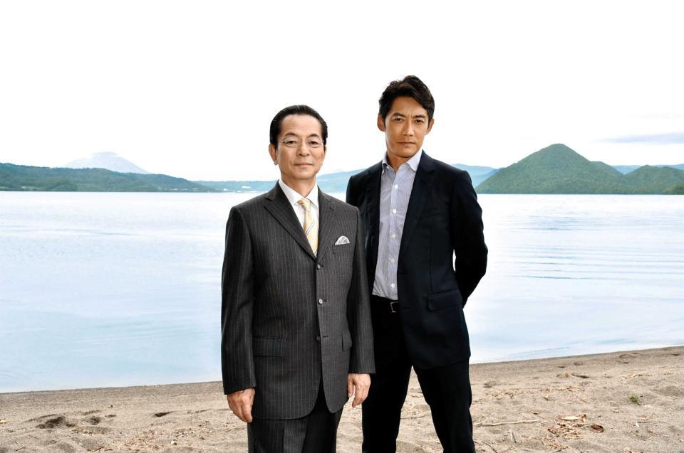 　北海道ロケを行った水谷豊（左）と反町隆史＝北海道・洞爺湖