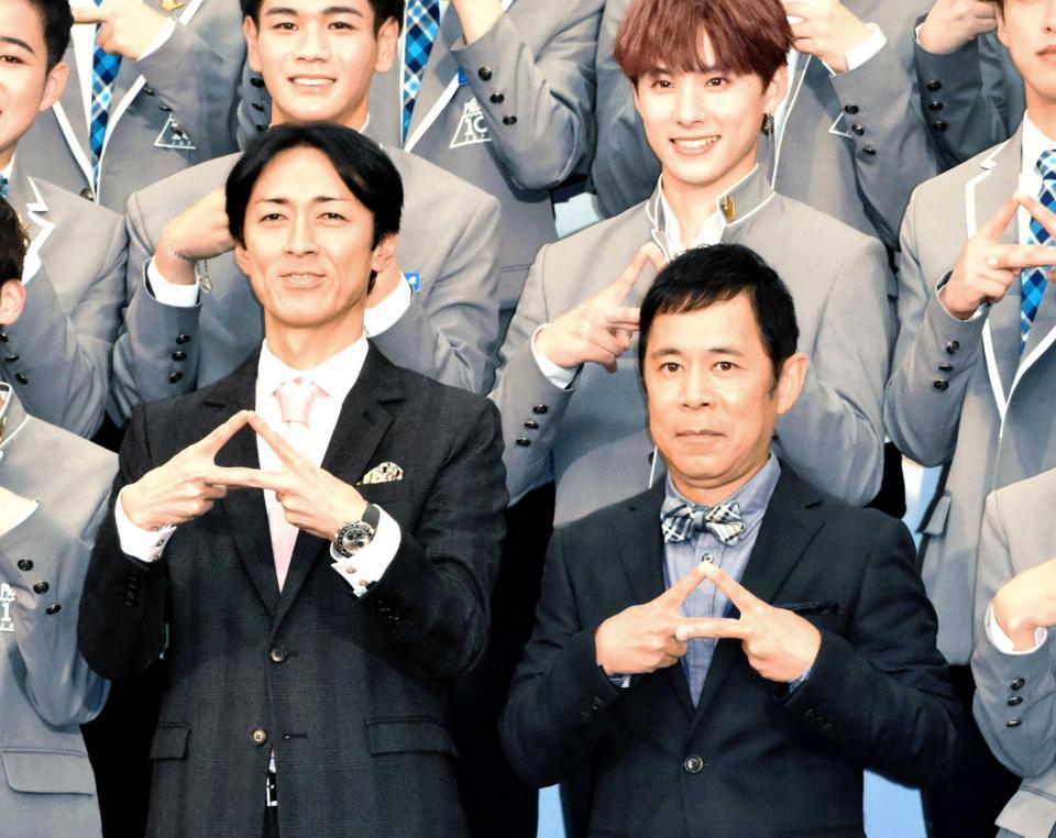 　お披露目会に登場したナインティナイン・矢部浩之（左）、岡村隆史＝東京・大崎ブライトコアホール