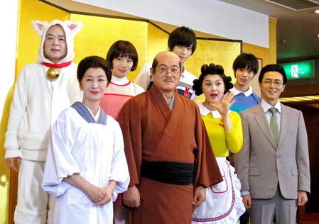 　会見に臨んだ（下段左から）高橋惠子、松平健、藤原紀香、葛山信吾（上段左から）酒井敏也、秋元真夏、荒牧慶彦、大平峻也＝東京・明治座  