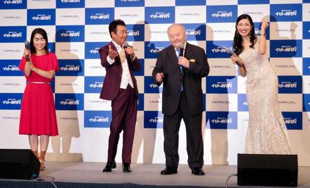 歌唱ステージで盛り上がる（左から）イモトアヤコ、五木ひろし、加藤一二三、アンミカ＝東京・表参道