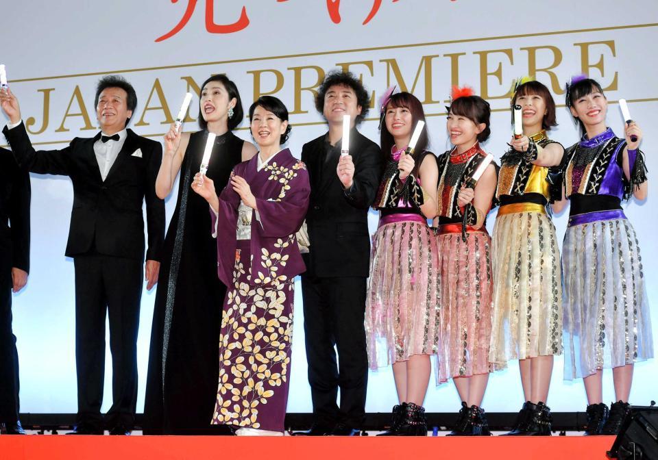 　ペンライトを振る（左から）前川清、天海祐希、吉永小百合、ムロツヨシ、ももいろクローバーＺの佐々木彩夏、百田夏菜子、玉井詩織、高城れに＝東京都港区の六本木ヒルズアリーナ（撮影・出月俊成）