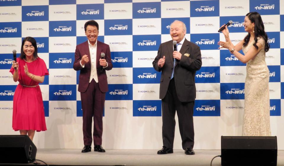 歌唱ステージで盛り上がる（左から）イモトアヤコ、五木ひろし、加藤一二三、アンミカ＝東京・表参道