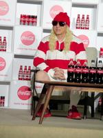 「コカ・コーラ」ラグビー日本代表応援イベントに登場したＤＪＫＯＯ＝東京・ラモスフィールド