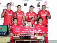 「コカ・コーラ」ラグビー日本代表応援イベントに登場したＤＪＫＯＯ（前列中央）＝東京・ラモスフィールド