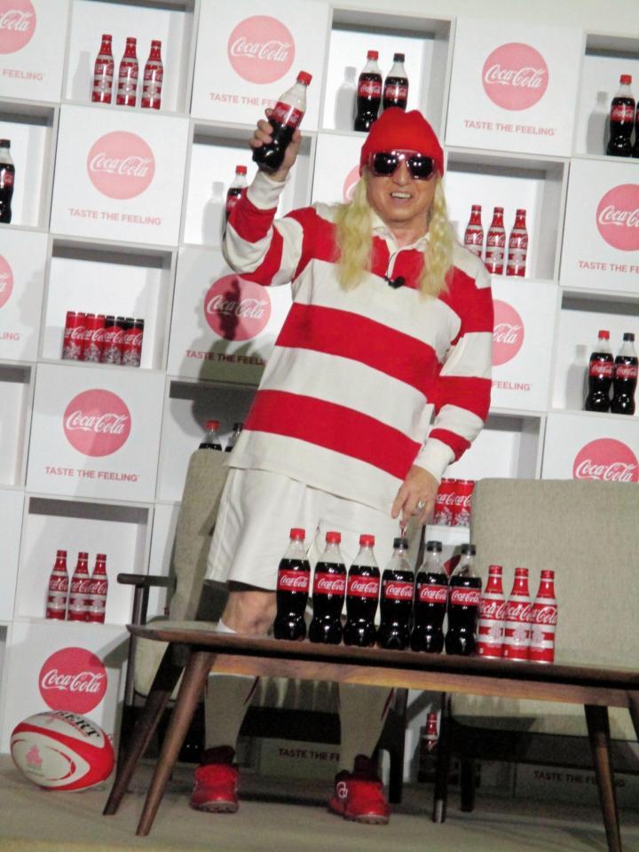 「コカ・コーラ」ラグビー日本代表応援イベントに登場したＤＪＫＯＯ＝東京・ラモスフィールド