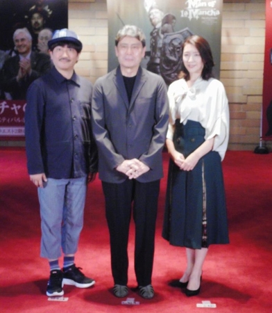 「ラ・マンチャの男」に出演する（左から）駒田一、松本白鸚、瀬奈じゅん＝大阪・フェスティバルホール