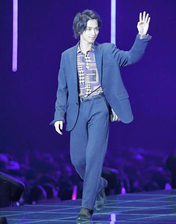 東京ガールズコレクションのランウエイを歩く横浜流星＝さいたまスーパーアリーナ（撮影・堀内翔）