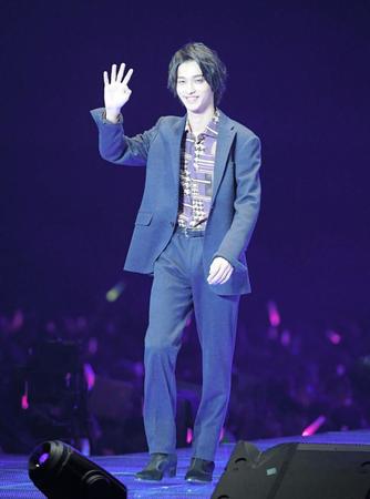 ランウエイを歩く横浜流星＝さいたまスーパーアリーナ（撮影・堀内翔）