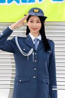 警察の制服をりりしく着こなす是永瞳＝東京・光が丘公園