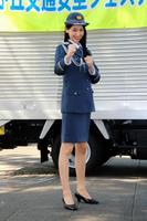 警察の制服姿で得意の空手のポーズで決める是永瞳＝東京・光が丘公園