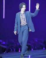 東京ガールズコレクションのランウエイを歩く横浜流星＝さいたまスーパーアリーナ（撮影・堀内翔）