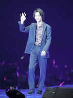 ランウエイを歩く横浜流星＝さいたまスーパーアリーナ（撮影・堀内翔）