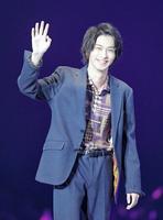 東京ガールズコレクションに登場して声援に応える横浜流星＝さいたまスーパーアリーナ（撮影・堀内翔）