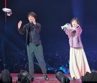 東京ガールズコレクションに登場した北村匠海（左）浜辺美波＝さいたまスーパーアリーナ（撮影・堀内翔）