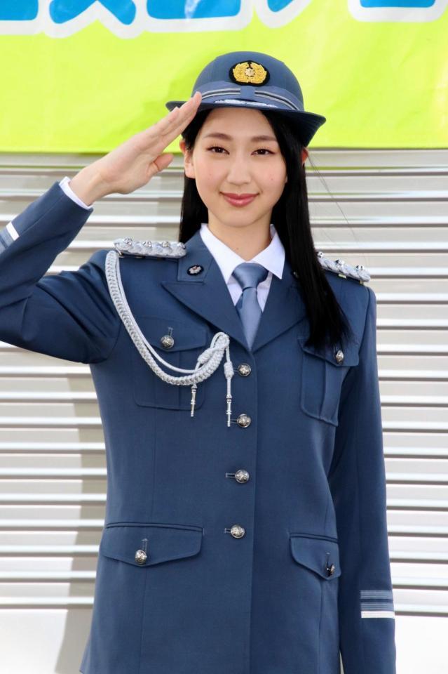 警察の制服をりりしく着こなす是永瞳＝東京・光が丘公園