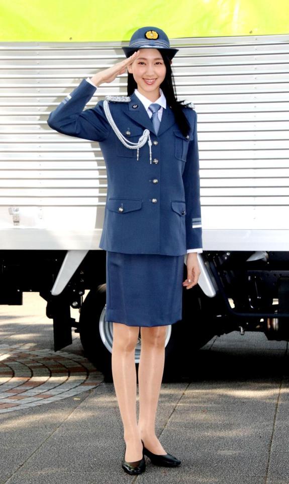 警察の制服をりりしく着こなす是永瞳＝東京・光が丘公園