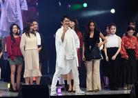 　ポーズを決めるＮＯＮ　ＳＴＹＬＥ・石田（中央）＝ワールド記念ホール（撮影・山口登）