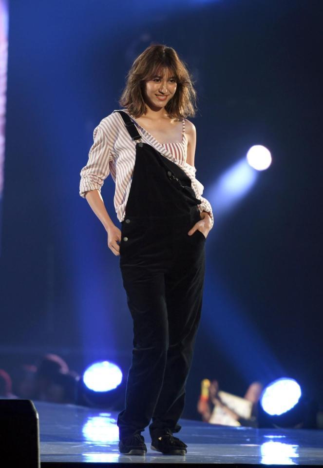 　有末麻祐子＝ワールド記念ホール（撮影・山口登）