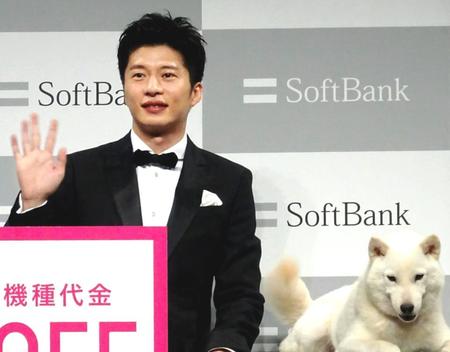 ソフトバンク記者発表に参加し、お父さん犬とＰＲする田中圭＝東京・虎ノ門