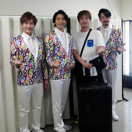 会見に遅刻し、私服姿の酒井一圭（左から３番目）と（左から）衣装の後上翔太、白川裕二郎、小田井涼平＝東京・中野サンプラザ
