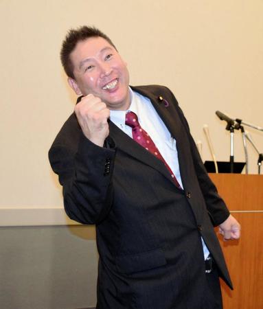 会見終了後、「二瓶文徳（議員）をぶっ壊～す！」と気炎を上げる立花孝志氏＝東京・参議院議員会館