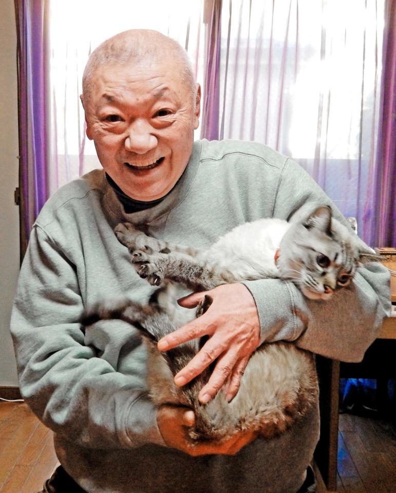 　猫を抱いて笑顔の安部譲二さん＝２０１５年