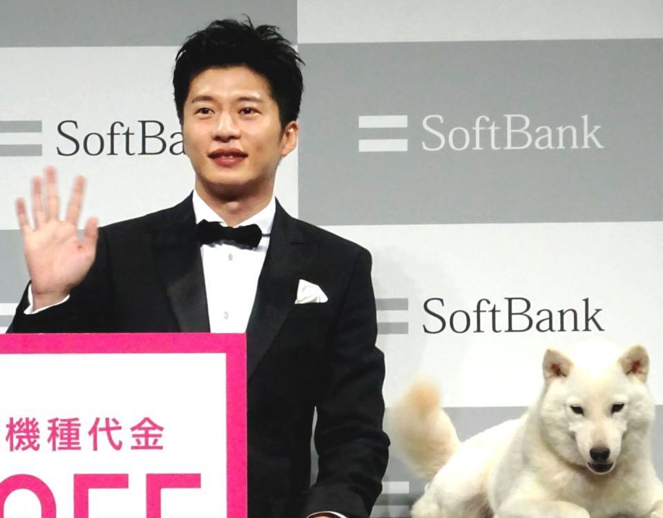 ソフトバンク記者発表に参加し、お父さん犬とＰＲする田中圭＝東京・虎ノ門